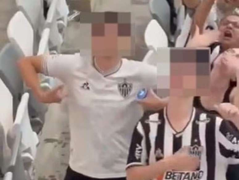 Torcedor do Atlético-MG faz gestos racistas —