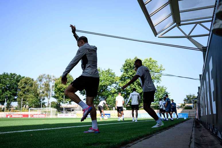 Jogadores do Leverkusen durante treinamento da equipe –