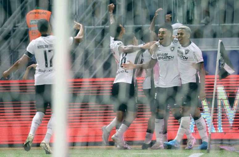 Em duas estocadas, Botafogo mata o Palmeiras em pleno Allianz Parque. Mas quase ressuscita o rival –