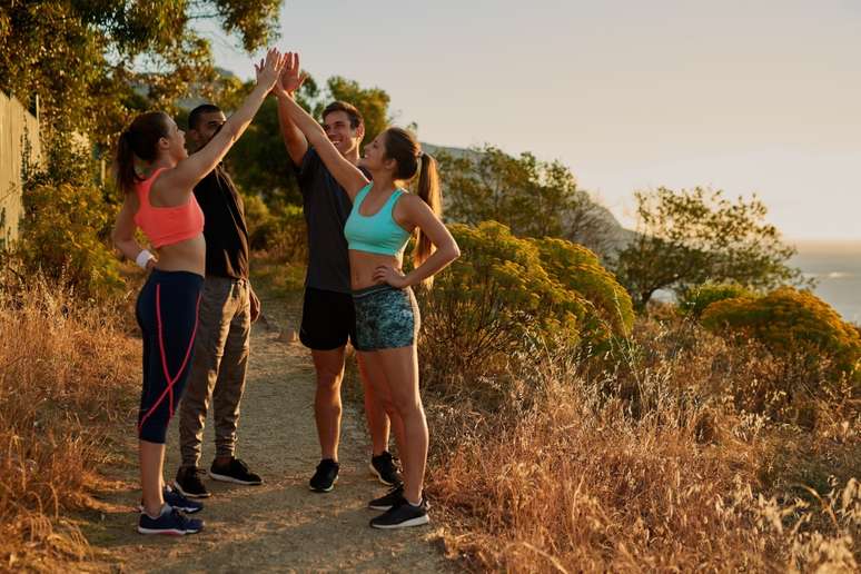 Participar de grupos para praticar trail run em conjunto é uma ótima estratégia para tornar o exercício mais prazeroso 