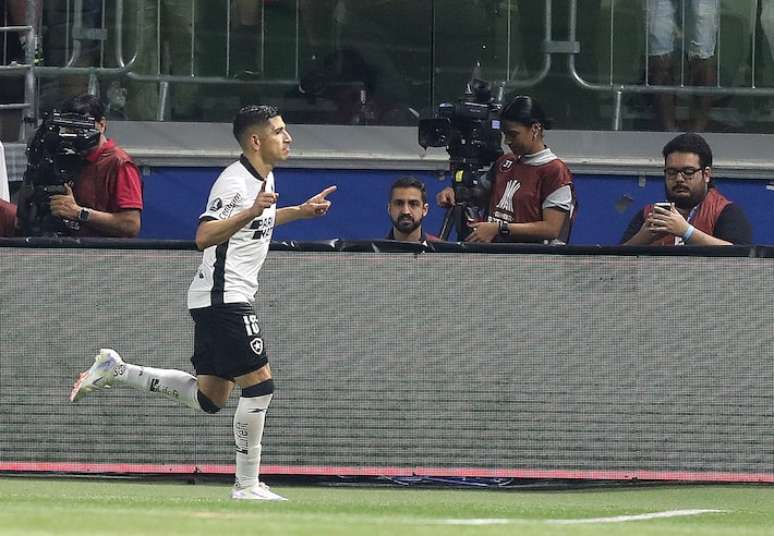 Savarino comemora seu gol, que definiu a classifica&ccedil;&atilde;o do Botafogo