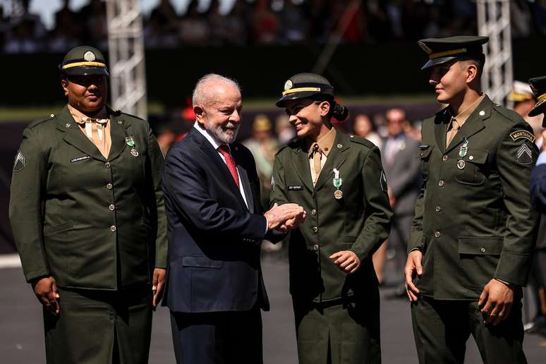 Presidente Luiz Inácio Lula da Silva condecora medalhistas nas Olimpíadas de Paris: os judocas Beatriz Souza e Guilherme Schimidt e a jogadora de vôlei Natália Araújo, durante a solenidade comemorativa ao Dia do Soldado, no Quartel-General do Exército, em Brasília.