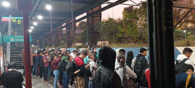 Plataforma lotada na Estação Santo Amaro, em razão de falha na Linha 9-Esmeralda.