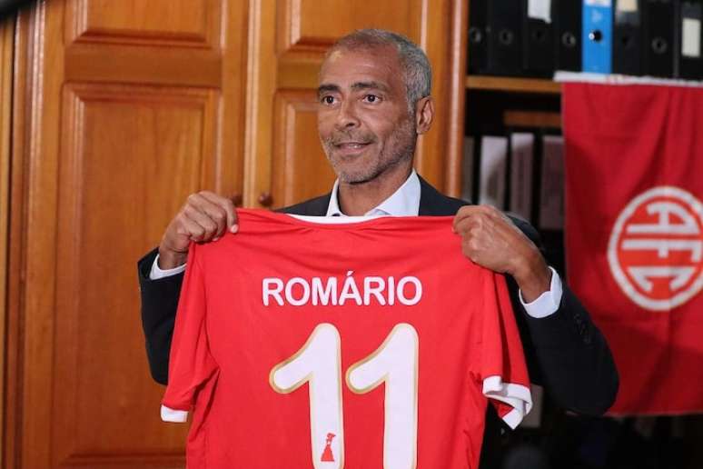 Romário tomou posse como presidente do América-RJ neste sábado.