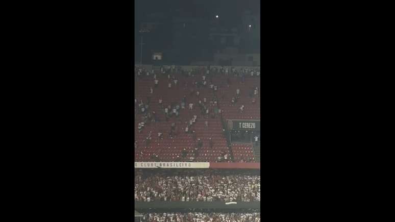 Briga na torcida do Nacional, do Uruguai, interrompeu partida do São Paulo na Libertadores –