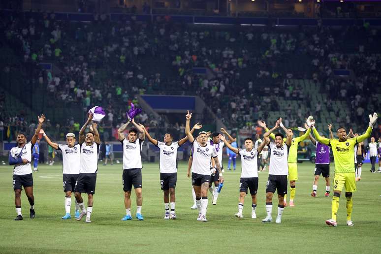 Comemoração do Botafogo com a torcida após o final do jogo –