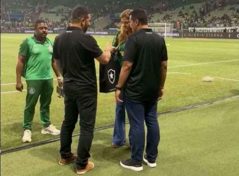 Dirigentes do Botafogo com Leila Pereira no Allianz Parque –