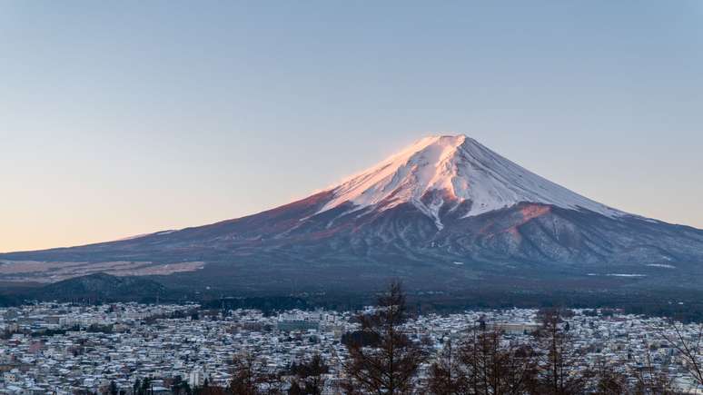 Uma cidade conhecida por atrair turistas devido à sua vista do Monte Fuji, havia tomado a decisão de bloquear essa mesma vista com uma rede