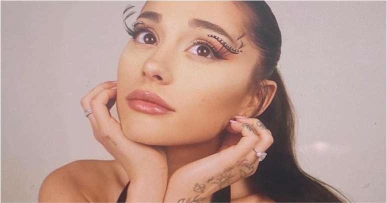 Ariana Grande abre álbum de fotos da passagem por Paris