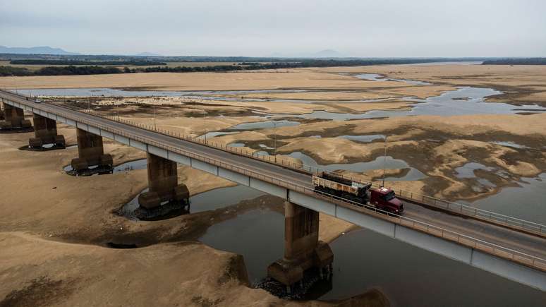 Caminhão atravessa a ponte dos Macuxis, em Boa Vista (RR), em março deste ano