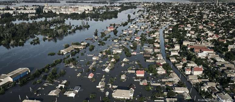 Cidade ucraniana de Kherson inundada após o rompimento da barragem de Kakhovka, em junho de 2023. Kiev responsabiliza a Rússia