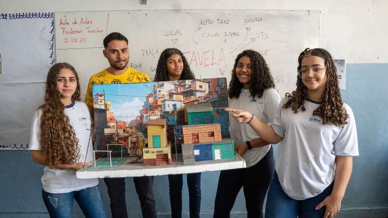 Professor Tarcísio com alunas que participaram do projeto. Cerca de 50 maquetes mobilizaram a escola.