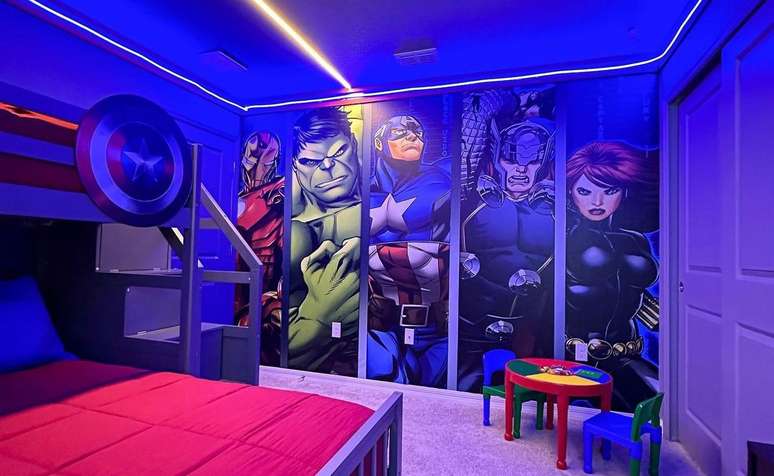 Quarto da mansão decorado com personagens da Disney.