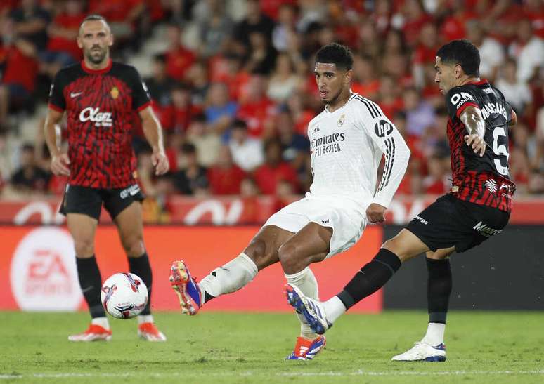 Jude Bellingham em ação com a camisa do Real Madrid na estreia pelo Campeonato Espanhol –