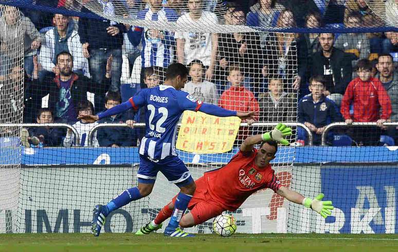 Bravo em ação com a camisa do Barcelona em abril de 2016 –