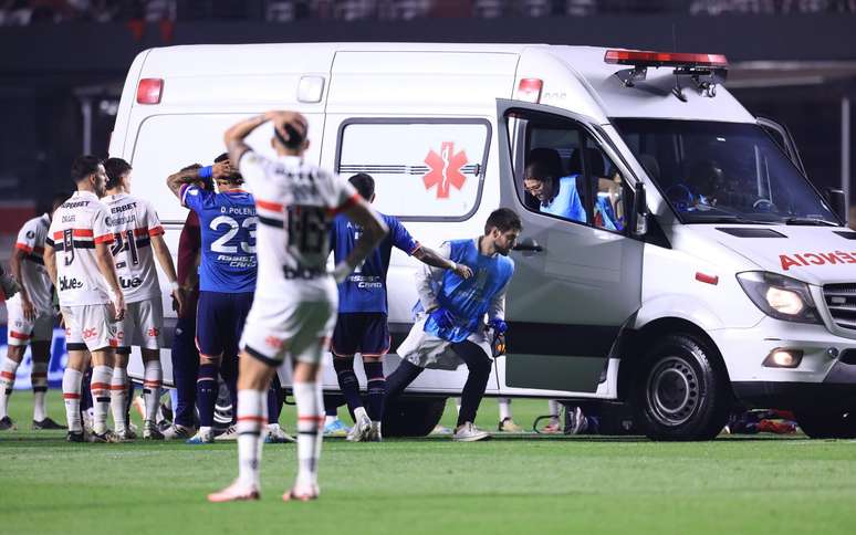 Jogadores se desesperam enquanto Izquierdo é atendido no gramado do Morumbi