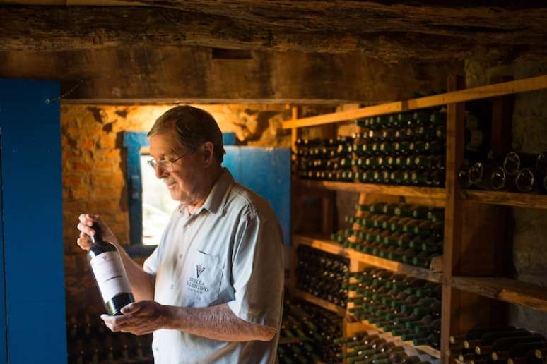 José Procópio Stella, proprietário da vinícola Stella Valentino, mostra os vinhos da casa.