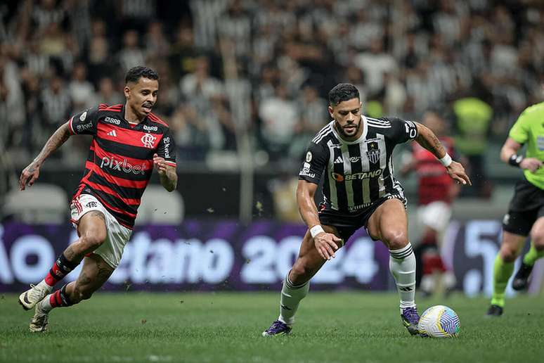 Volante em ação contra o Atlético-MG, seu ex-clube –