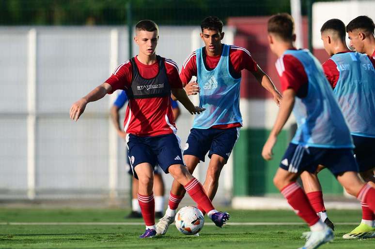 Jogadores do Olympiacos treinam para a final do Mundial Sub-20, contra o Flamengo.