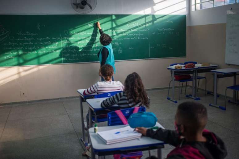 Legislação obriga o ensino de história e cultura africana e afro-brasileira na educação pública e privada.