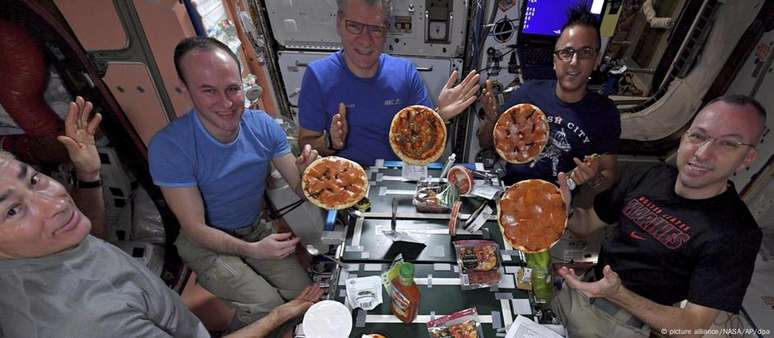 Astronautas mostram suas pizzas na Estação Espacial Internacional