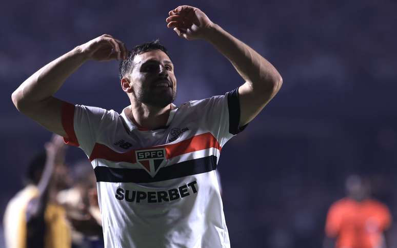 Calleri celebra vitória do São Paulo sobre o Nacional