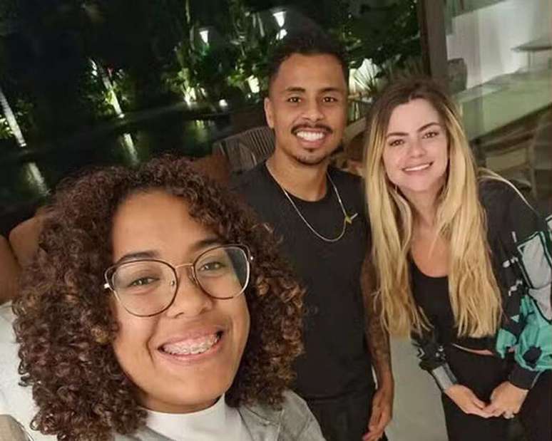 Allan Souza, do Flamengo, com a mulher Jordana e Cacau, especialista em crespos e cacheados —