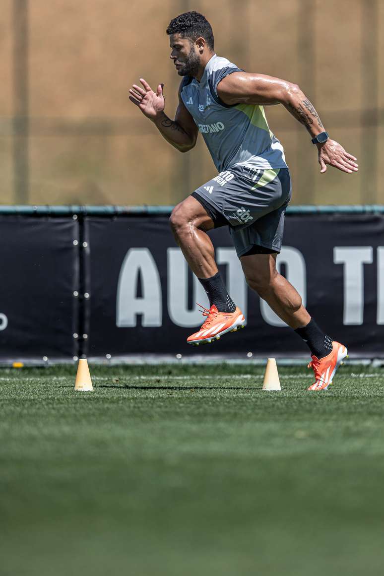 Hulk volta a trabalhar em campo após lesão na panturrilha.