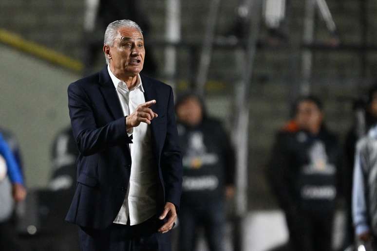 Tite comandando o Flamengo contra o Bolívar. Photo by AIZAR RALDES/AFP via Getty Images