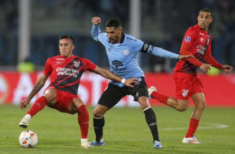 Jogadores de Athletico e Belgrano em disputa de bola na Sul-Americana –