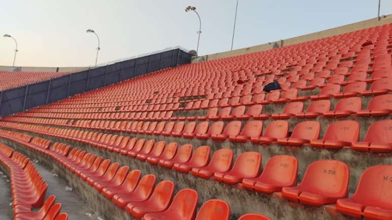 Cadeiras do MorumBis foram arrancadas por torcedores do Nacional durante confronto com a polícia.