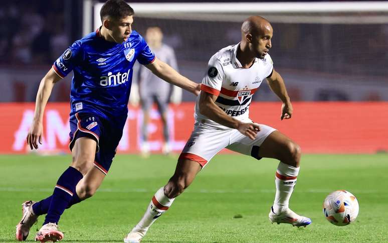 Lucas Moura em ação no duelo entre São Paulo e Nacional, do Uruguai, pela Libertadores