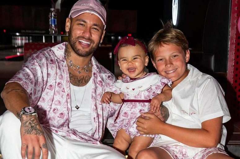 Neymar ao lado de Davi Lucca e Mavie em registro de celebra&ccedil;&atilde;o do Dia dos Pais &ndash;