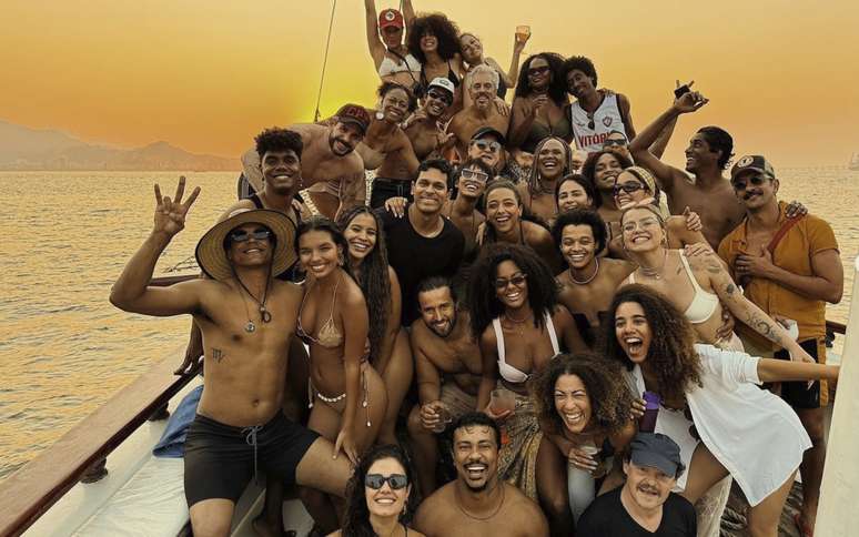 Elenco de Renascer se reuniu para curtir uma festa no barco na reta final das gravações 