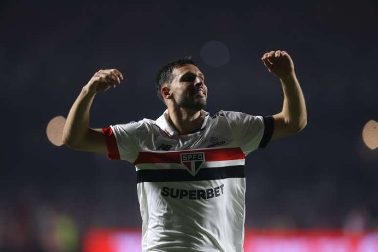 Calleri comemora segundo gol do São Paulo contra o Nacional.