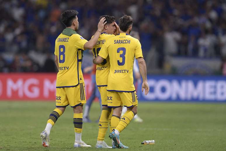 Companheiros foram consolar Merentiel ap&oacute;s penalidade desperdi&ccedil;ada &ndash;