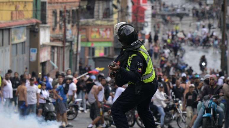 Após as eleições, quase 2.000 venezuelanos foram presos, somando-se às centenas de políticos presos durante anos