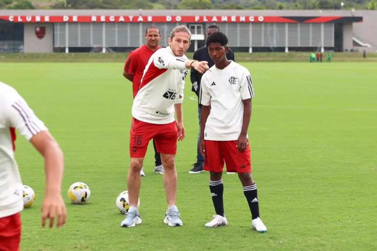 &iacute;dolo do Flamengo, Filipe Lu&iacute;s treinou o sub-17 da equipe antes que pudesse assumir a categoria sub-20 &ndash;
