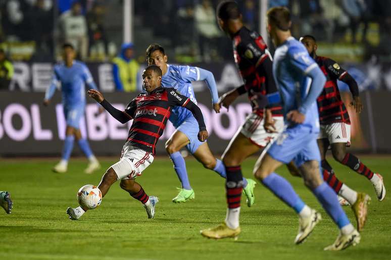 Flamengo perde, mas avança às quartas de final da Libertadores.