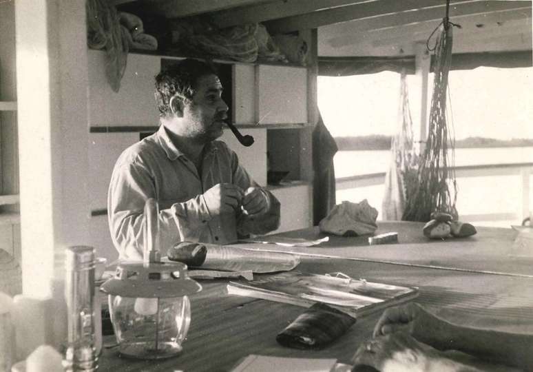 Vanzolini em barco na Amazônia, durante expedição científica nos anos 60 