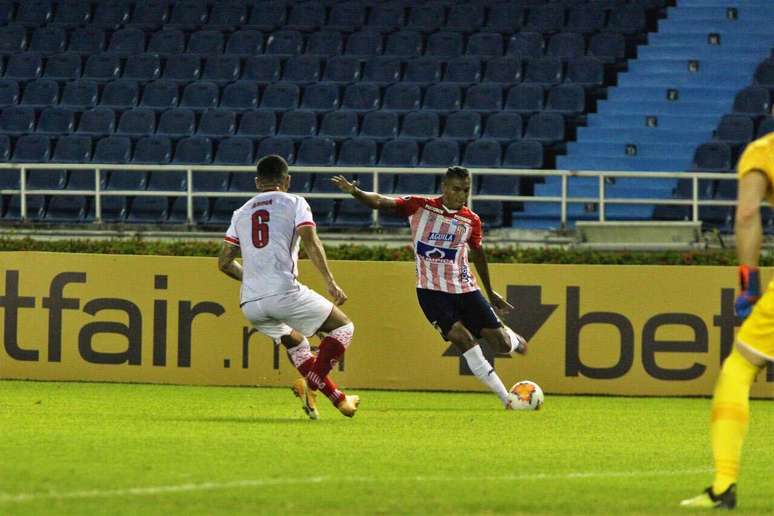 Gabriel Fuentes em ação com a camisa do Junior Barranquilla –