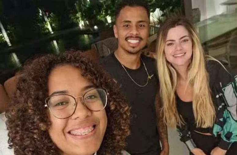 Allan Souza, do Flamengo, com a mulher Jordana e Cacau, especialista em crespos e cacheados —