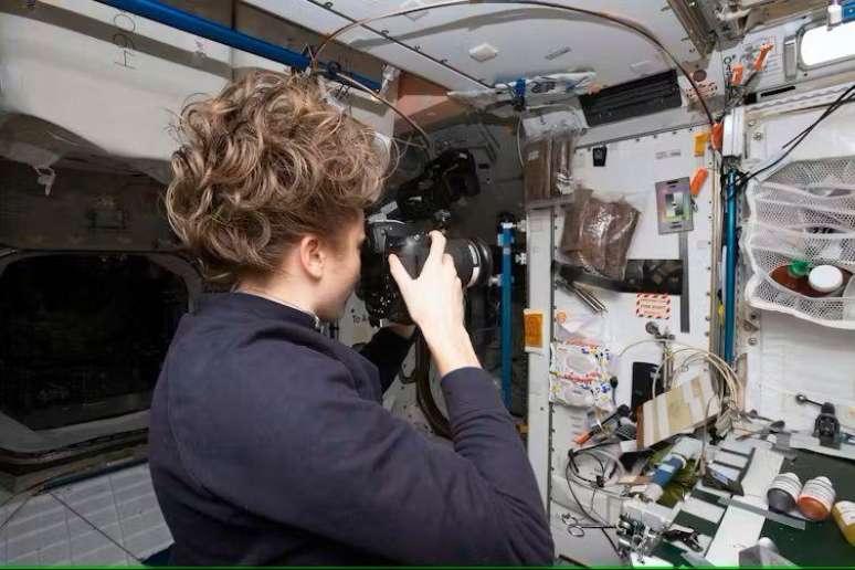 A astronauta Kayla Barron, da Nasa, fotografa uma área de amostra arqueológica na Estação Espacial Internacional