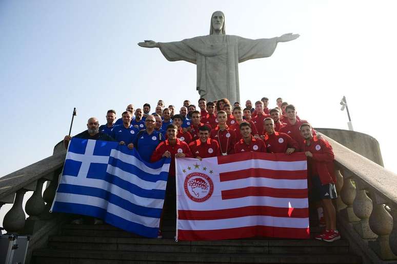 Delegação do Olympiacos aproveita a estadia no Rio para visitar pontos turísticos, como o Cristo Redentor –