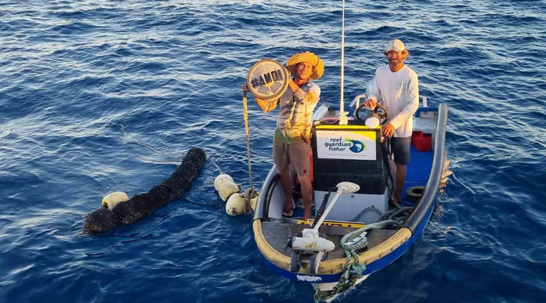 Voluntários da ONG Tangaroa Blue Foundation na Austrália estão reutilizando boias de pesca com GPS para localizar e remover redes de pesca