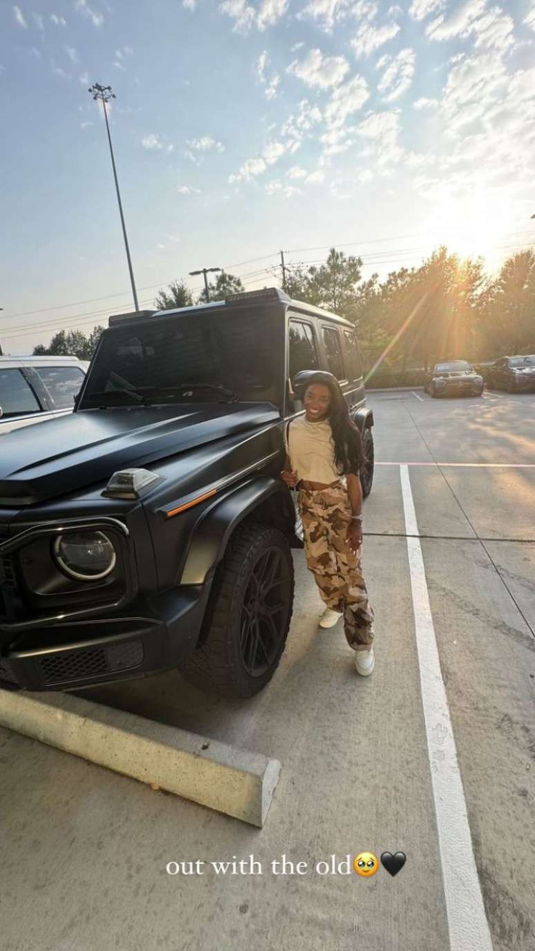 Simone Biles mostra novo carro de luxo