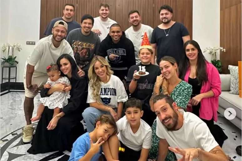 Neymar recebeu vários convidados em sua mansão, na Arábia Saudita –