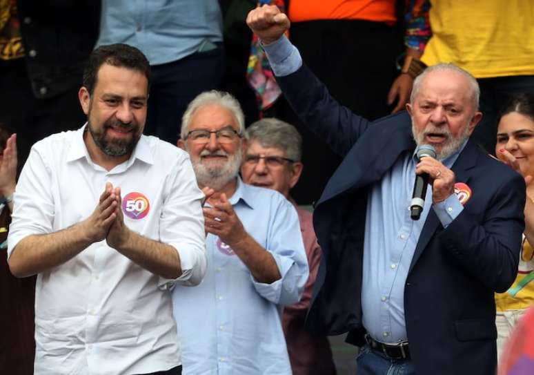 O presidente Luiz Inácio Lula da Silva, participa de comício dos candidatos a prefeito e vice-prefeita, Guilherme Boulos (PSOL) e Marta Suplicy (PT), neste sábado, 24, no bairro do Campo Limpo, na zona sul da capital paulista