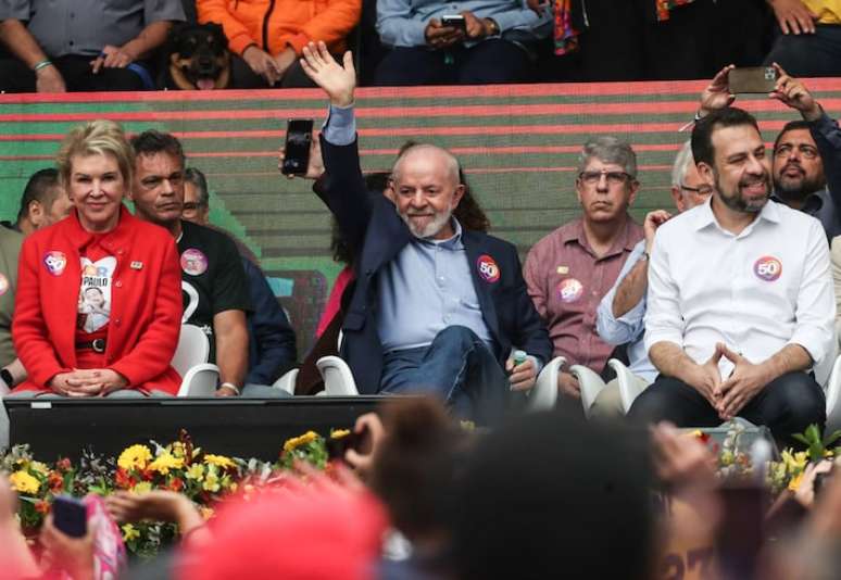 O presidente Lula participa de comício de Guilherme Boulos e Marta Suplicy em São Paulo