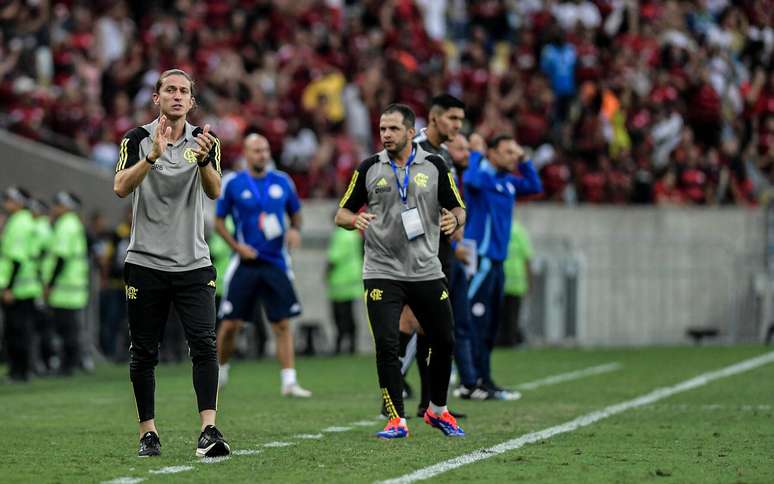 Filipe Luís foi ovacionado por torcedores do Flamengo no Maracanã e nas redes sociais